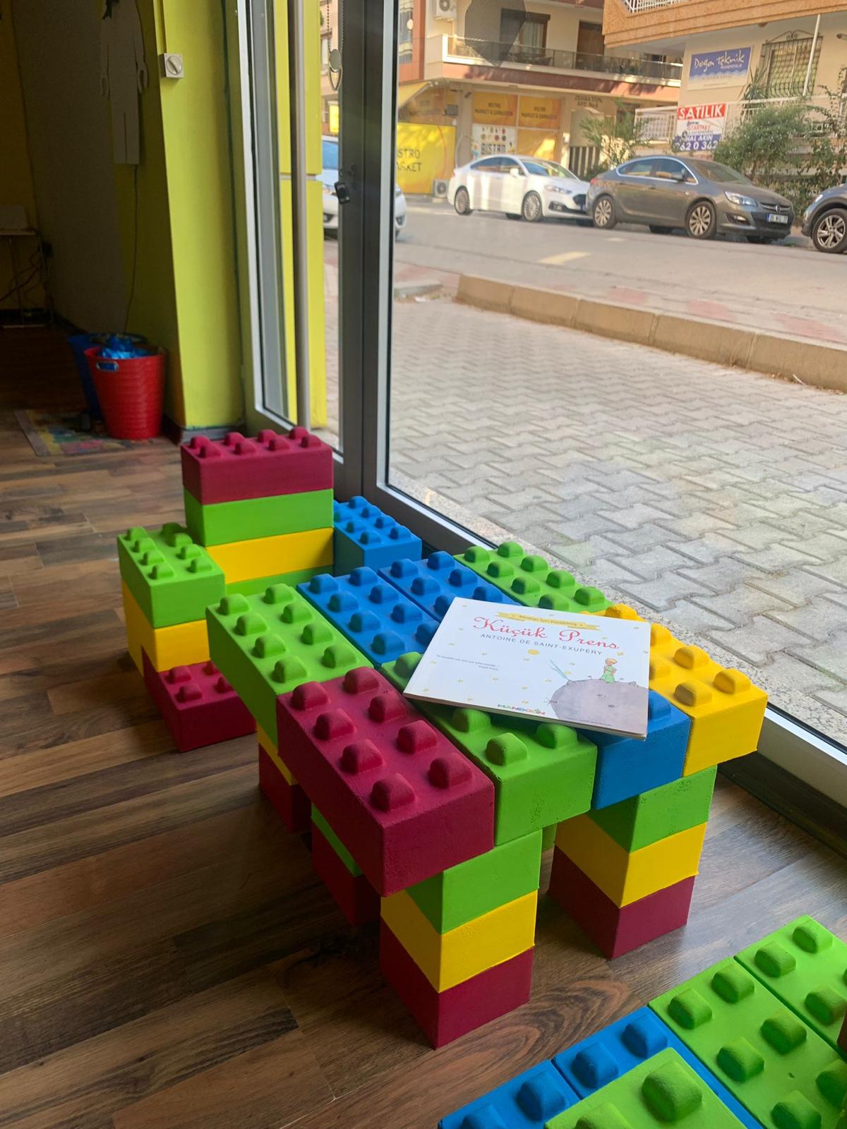 Çocuk odasında Tile’n Joy parçalarıyla oluşturulmuş masa ve oturma alanı