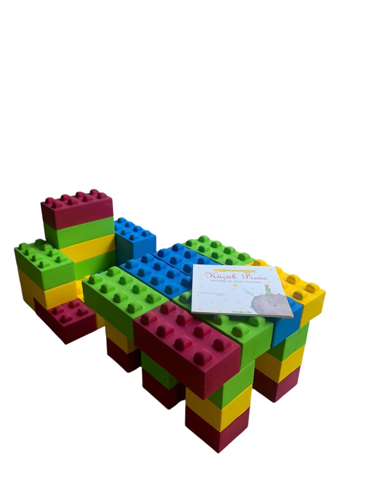 Tile’n Joy parçalarıyla oluşturulmuş masa ve oturma alanı